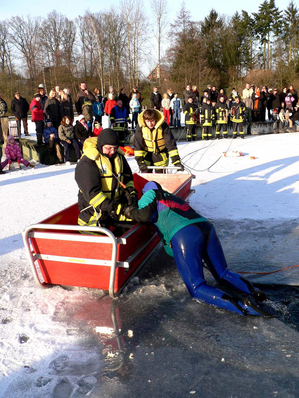 Auch das Eisrettungsgerät am Badesee war bei der Übung im Einsatz.